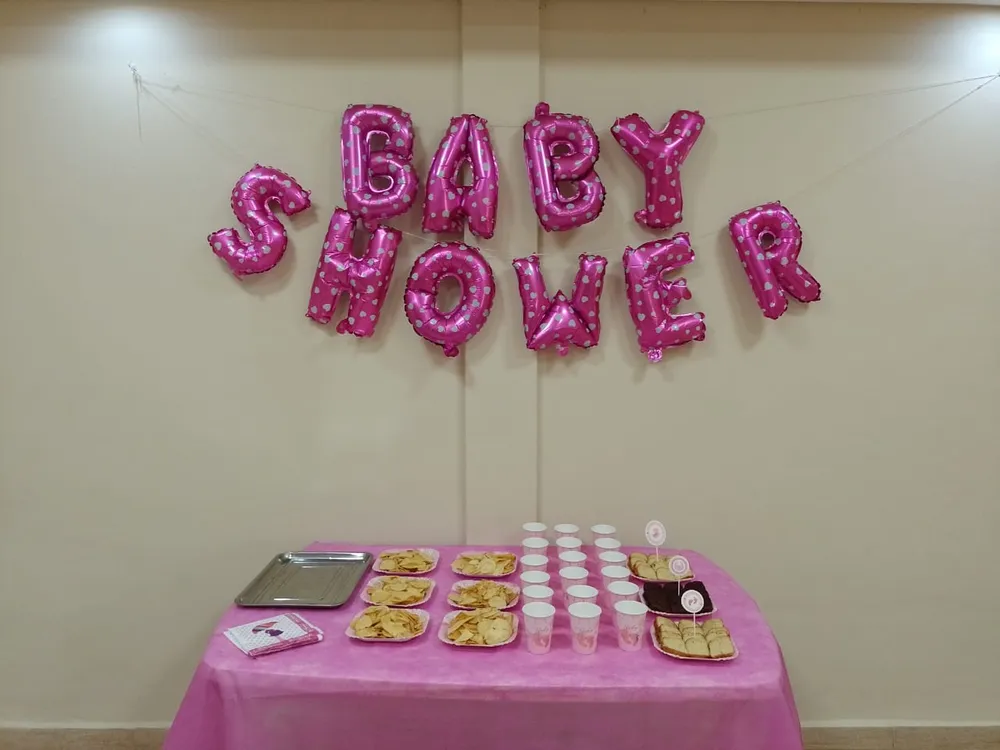 Letras de globos Baby shower y mesa con bebidas y salados