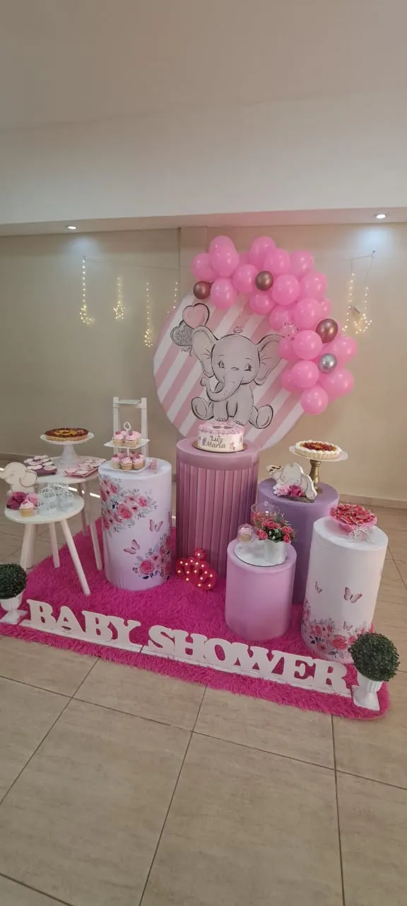 Ambientación con elefante, arco de globos rosas y alfombra fucsia