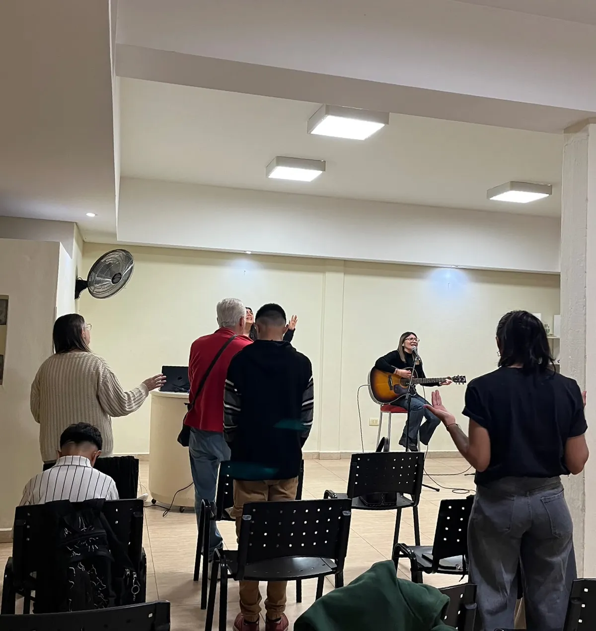 Momento de alabanza con guitarra en vivo