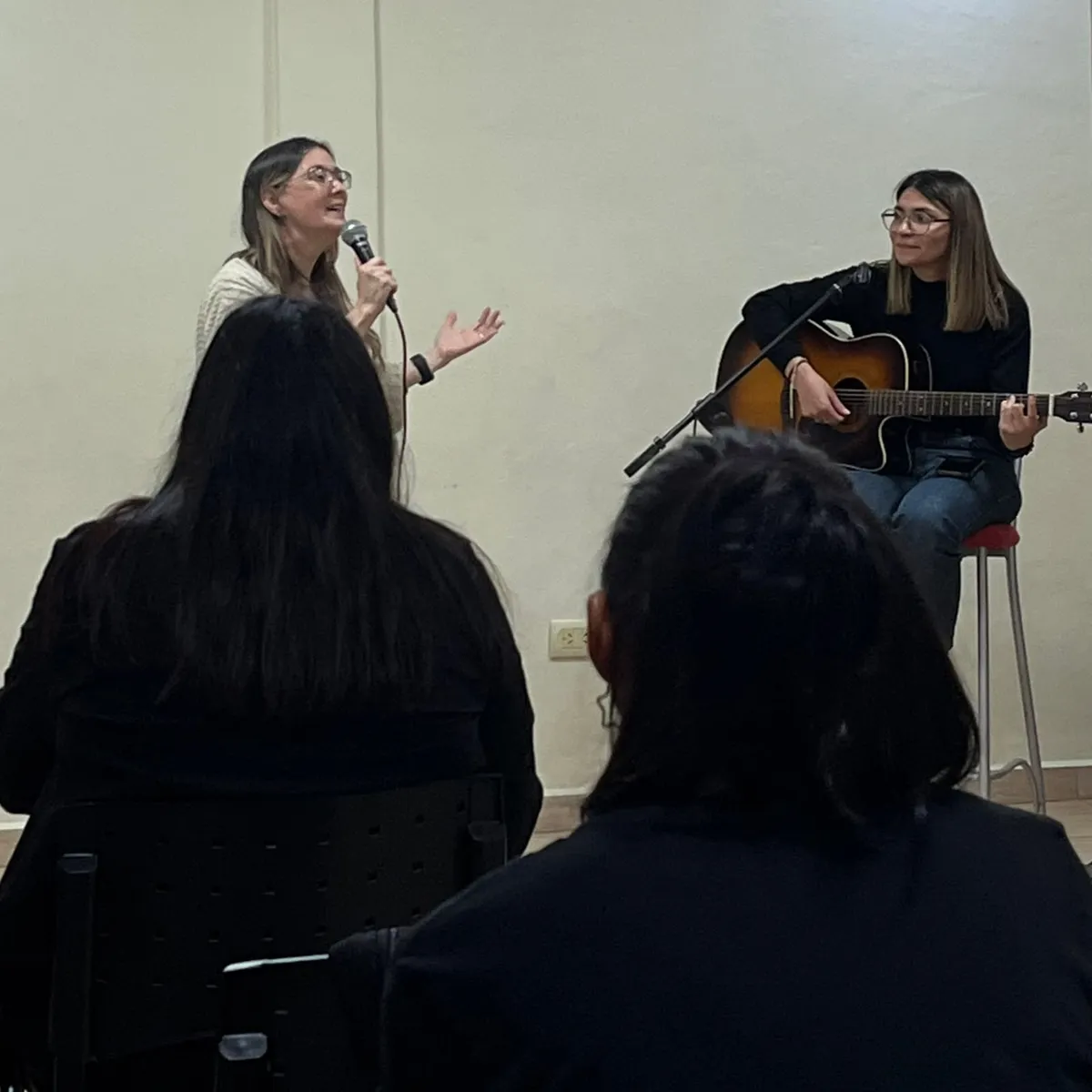 Canto y guitarra en vivo al frente del salón