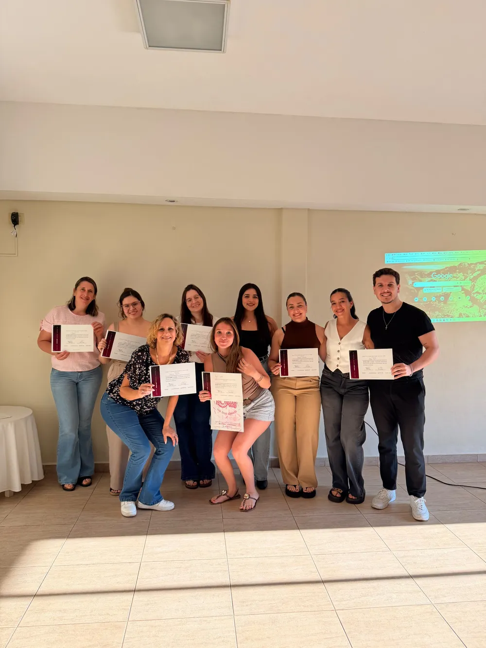 Participantes con sus certificados al cierre del curso