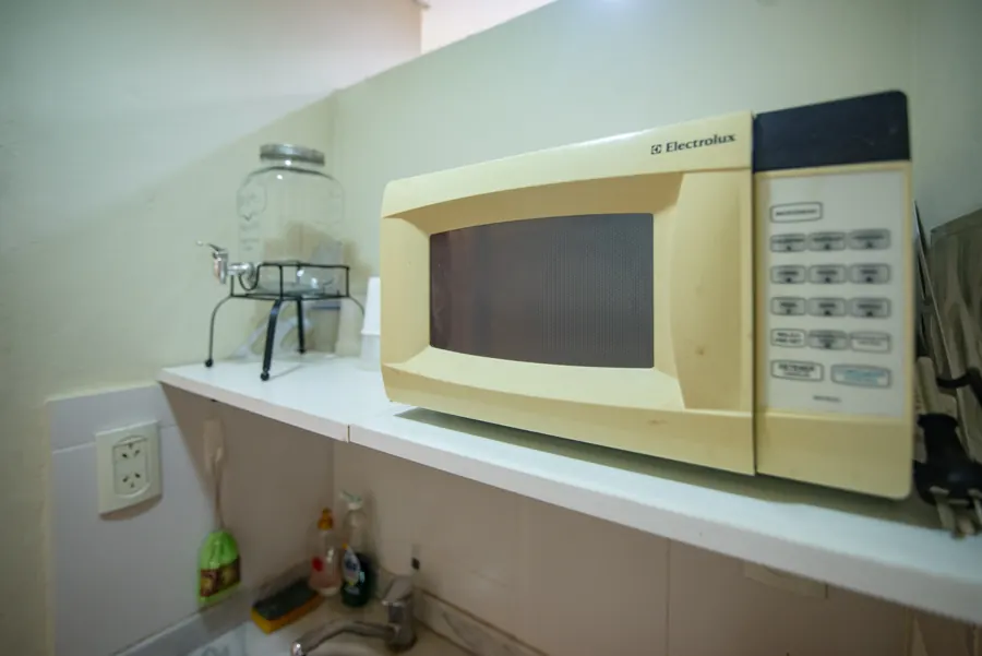 Kitchenette con microondas y pava eléctrica
