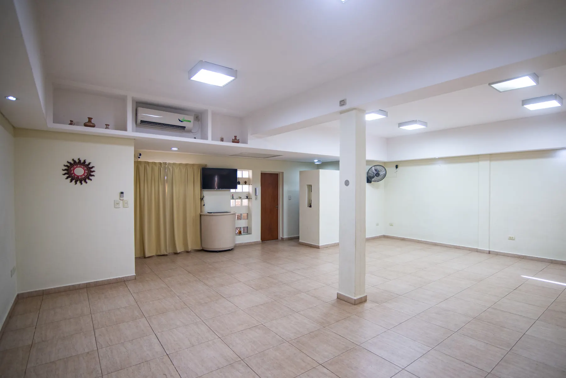 Salón preparado para un encuentro semanal
