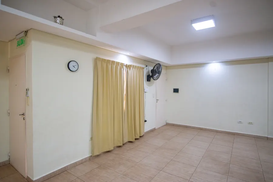 Otro ángulo del salón con ventilador